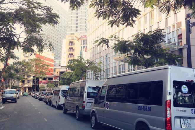 Đường Phan Văn Đạt dài 103 m nằm ngay góc công trường Mê Linh, và chân tòa tháp.