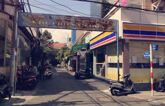 Chia sẻ lý do đi tìm những con đường ngắn nhất Sài Gòn, Khoa cho biết: "Trước đây tôi luôn tự hỏi con đường ngắn nhất Sài Gòn là ở đâu, đặc biệt là sau khi đọc bài viết "Những con phố ngắn nhất Hà Nội" thì sự tò mò ấy lại dâng cao hơn nữa". Trên đây là đường Trần Doãn Khanh, dài 70 m, ẩn mình giữa hai con đường Nguyễn Văn Thủ và Nguyễn Thành Ý.