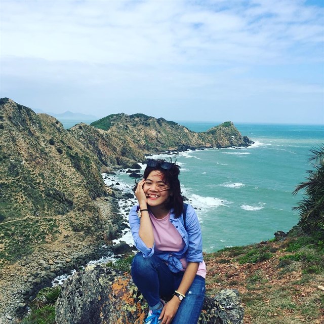 <strong>Eo Gió:</strong> Nằm trên địa bàn xã Nhơn Lý, cách thành phố Quy Nhơn khoảng 20 km, Eo Gió là một địa danh du lịch mới mà du khách khi đến thành phố biển miền Trung này đều muốn ghé tham quan. Tên gọi Eo Gió bắt nguồn từ hình dáng địa lý của khu vực này, đứng từ trên các mỏm đá xung quanh nhìn xuống bạn sẽ thấy một eo biển nhỏ được che chắn bởi dãy núi như một vòng tay ôm gọn bãi biển tuyệt đẹp ở đây. Ảnh: Instagram