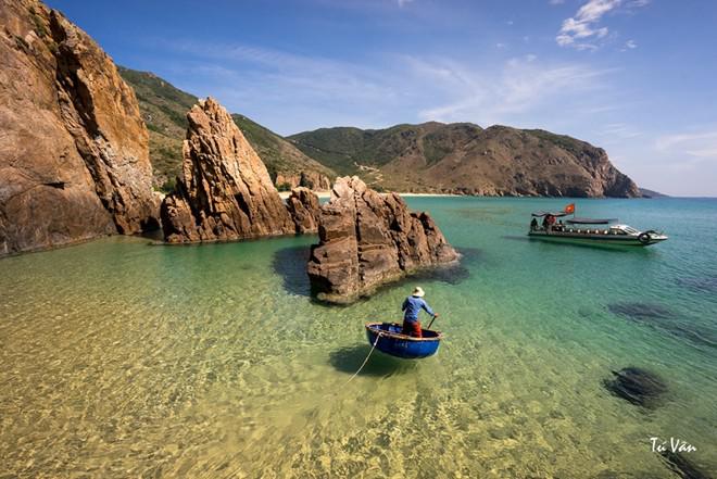 Kỳ Co: Nằm cách xa thành phố Quy Nhơn khoảng chừng 25km, bãi Kỳ Co thuộc xã đảo Nhơn Lý có một vẻ đẹp hoang sơ mà ít người biết đến. Đây được xem là “đệ nhất thiên đường” của Nhơn Lý bởi bãi tắm Kỳ Co là bãi ngang, có diện tích hơn 1km² bờ biển nông, lặng sóng. Bãi tắm là sự phối hợp tuyệt vời giữa nước biển trong xanh, gành đá núi kỳ vĩ và bãi cát vàng nguyên sơ. Ảnh: Nguyễn Thị Vân.