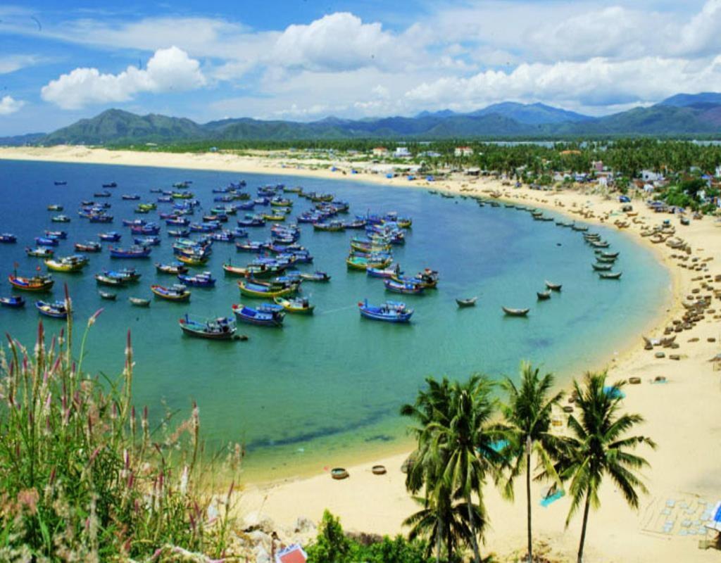 Cù Lao Xanh: Cù Lao Xanh hay còn gọi là xã đảo Nhơn Châu là món quà vô giá mà thiên nhiên ban tặng cho con người đất võ, cách Quy Nhơn chỉ khoảng hơn 20 km. Du khách sẽ được đắm mình trong một khoảng không gian bất tận của biển trời và đảo xanh. Vào lúc hoàng hôn, du khách sẽ được ngắm khung cảnh đẹp như tranh vẽ với những chiếc thuyền con dập dềnh trên sóng biển, tìm hiểu cuộc sống dung dị của người dân làng chài trong khung cảnh yên bình. Ảnh: lendang.vn