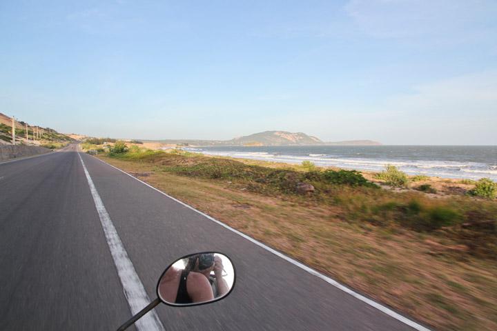 Con đường dẫn tới Bàu Trắng tuyệt đẹp. Ảnh: Alexinwanderland.com