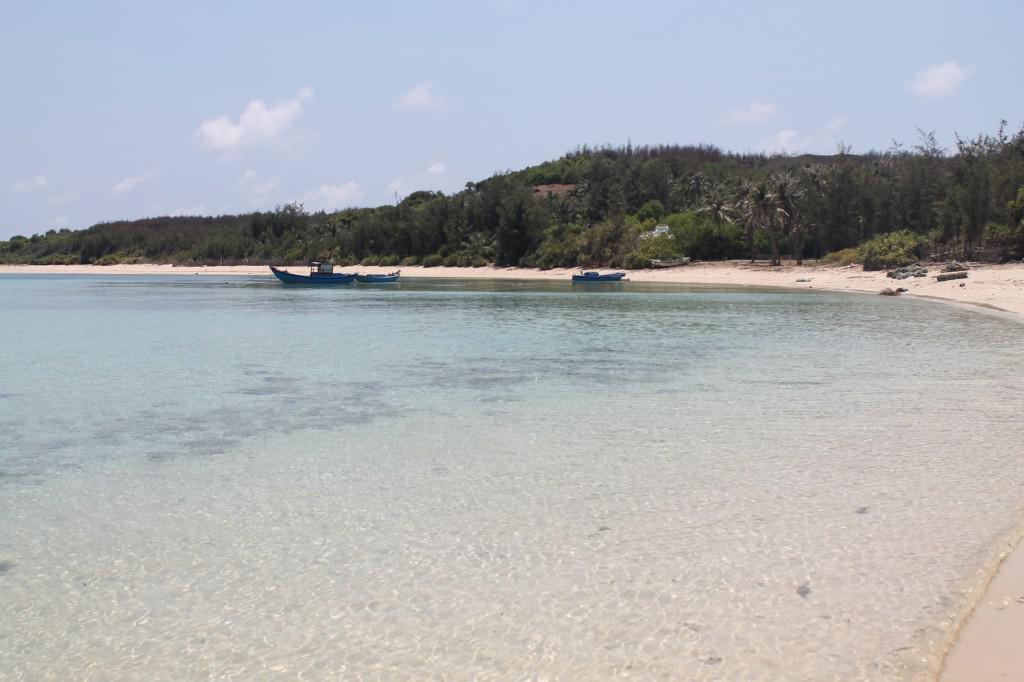 Nước biển trong xanh thấy cả đáy ở hòn Tranh. Ảnh: San San