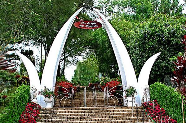 Đồi Mộng Mơ: Đồi Mộng Mơ là một thắng cảnh thơ mộng của Đà Lạt. Có người gọi đồi Mộng Mơ là Đà Lạt thu nhỏ. Đồi Mộng Mơ là khu du lịch mới xây dựng gần đây, với sự sắp xếp đầy nghệ thuật các biệt thự, hồ nước, nhà hàng, khu vui chơi giải trí, khu bán đồ lưu niệm,… tất cả tạo nên một khu du lịch khép kín đang rất thu hút khách tham quan.