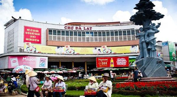 Chợ Đà Lạt: Chợ Đà Lạt là một trung tâm thương mại của thành phố Đà Lạt tọa lạc trên trục đường chính là đường Nguyễn Thị Minh Khai và được xem là "con tim của thành phố Đà Lạt". Không chỉ là một ngôi chợ với các hoạt động mua bán, chợ còn là điểm thu hút khách tham khi đến thành phố Đà Lạt.