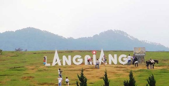 Núi Langbiang: Nơi đây là thu hút rất nhiều du khách trong và ngoài nước đến dã ngoại. Núi Langbiang có 2 ngọn núi, người dân đặt tên 2 ngọn núi là "Núi Ông và Núi Bà", cách trung tâm thành phố Đà Lạt 12 km, núi thuộc địa phận huyện Lạc Dương. Đỉnh Langbiang nằm ở độ cao 2.167 m so với mặt biển. Langbiang còn được ví như "nóc nhà" của Đà Lạt, và là điểm tham quan du lịch hấp dẫn của thành phố Đà Lạt.