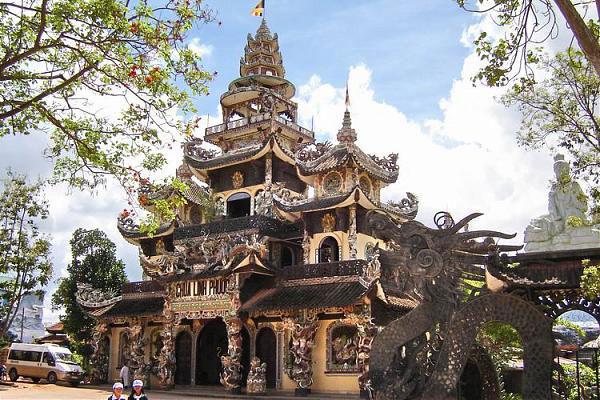 Chùa Linh Phước: Chùa Linh Phước là một trong những địa điểm mà khách du lịch thường nhắc đến, chùa rất linh thiêng thích hợp cho những ai đi chiêm bái và tham quan thắng cảnh. Chùa tọa lạc tại số 120 Tự Phước, thuộc địa bàn Trại Mát, cách trung tâm thành phố Đà Lạt 8 km, trên quốc lộ 20. Chùa là một công trình kiến trúc khảm sành đặc sắc của thành phố Đà Lạt.