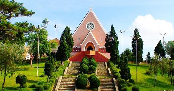 Nhà thờ Domaine de Marie: Nơi này thu hút rất nhiều khách tham quan, được nhiều công ty tổ chức tour Đà Lạt đưa vào lịch trình tham quan.
