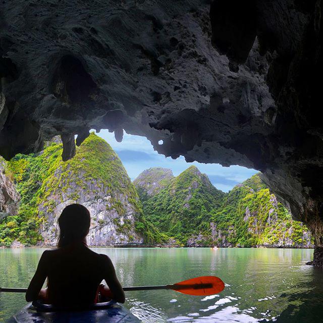 Vịnh Hạ Long (Quảng Ninh): Đây là một trong những điểm du lịch đẹp và nổi tiếng nhất Việt Nam. Hạ Long tập trung dày đặc các đảo đá có hình thù đặc biệt và nhiều hang động đẹp nổi tiếng. Đến Hạ Long, du khách còn có thể di chuyển bằng thủy phi cơ ngắm Hạ Long từ trên cao, đến đảo Tuần Châu, tắm biển Bãi Cháy, và thưởng thức những hải sản tươi ngon. Đặc biệt, món ăn mà bạn không thể bỏ qua khi đến đây là chả mực cực kỳ hấp dẫn. Ảnh: amparo_lertora/instagram