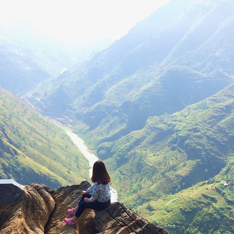 Hà Giang: Hà Giang, nơi địa đầu tổ quốc, luôn là điểm đến ưa thích của những người thích du lịch khám phá, trải nghiệm khung cảnh hùng vĩ của núi rừng. Tới đây, bạn sẽ được chiêm ngưỡng khung cảnh hùng vĩ của thiên nhiên, tìm hiểu cuộc sống của người dân tộc, ăn các món địa phương độc đáo. Những địa điểm bạn không thể bỏ qua khi đến Hà Gaing như: Núi đôi Quản Bạ, cột cờ Lũng Cú, nhà của Pao, đèo Mã Pí Lèng,… Ảnh: khaluo/instagram