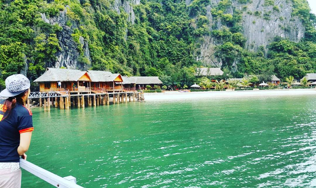 Vịnh Lan Hạ (Quảng Ninh): Nằm ở phía Nam của Vịnh Hạ Long và phía Đông của đảo Cát Bà, Vịnh Lan Hạ có diện tích hơn 7.000 ha nổi bật với vẻ đẹp ngoạn mục của khoảng 400 hòn đảo lớn nhỏ dày đặc, mang nhiều hình thù kỳ thú. Khác với Vịnh Hạ Long, tất cả các đảo ở Vịnh Lan Hạ đều được phủ đầy cây xanh, cho dù chỉ là những hòn đảo vô cùng nhỏ bé. Tuy chưa được đông đảo khách du lịch biết đến nhưng Vịnh Lan Hạ được đánh giá là một trong những vịnh biển đẹp nhất của Việt Nam. Ảnh: indie0708/instagram.com