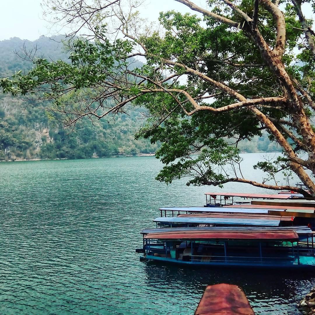 Hồ Ba Bể (Bắc Kạn): Hồ Ba Bể thuộc xã Nam Mẫu, huyện Ba Bể, tỉnh Bắc Kạn, cách Hà Nội khoảng 230 km, nằm trong Vườn quốc gia Ba Bể. Đây là hồ nước ngọt thiên nhiên lớn nhất Việt Nam. Muốn tham quan hồ, bạn có thể thuê thuyền lớn nếu đi nhóm đông hoặc thử cảm giác chèo thuyền độc mộc với 1-2 người bạn giữa lòng hồ rộng lớn. Ngồi trên chiếc thuyền lướt nhẹ giữa mặt hồ xanh màu ngọc bích, du khách sẽ thấy như đang lạc vào cõi thần tiên êm đềm. Ảnh: b_bear196/instagram.com