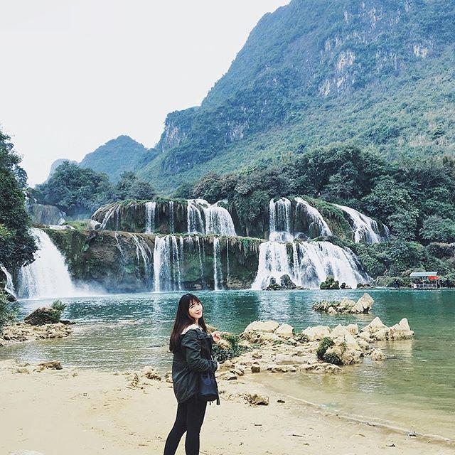 Thác Bản Giốc, Cao Bằng: Thác Bản Giốc tọa lạc ở địa phận xã Đàm Thủy, huyện Trùng Khánh, tỉnh Cao Bằng. Ngọn thác cách thành phố Cao Bằng gần 90 km, cách Hà Nội gần 400 km. Nằm trên đường biên giới Việt – Trung, thác Bản Giốc được mệnh danh là thác nước đẹp nhất Việt Nam, là thác nước tự nhiên lớn nhất khu vực Đông Nam Á. Ngoài ra, đường dẫn tới thác Bản Giốc quanh co, uốn lượn lưng núi với không khí trong lành, khoáng đạt, do vậy du khách sẽ được chiêm ngưỡng phong cảnh đồng quê của vùng núi cao rất nên thơ, trữ tình. Ảnh: susueunjin/instagram