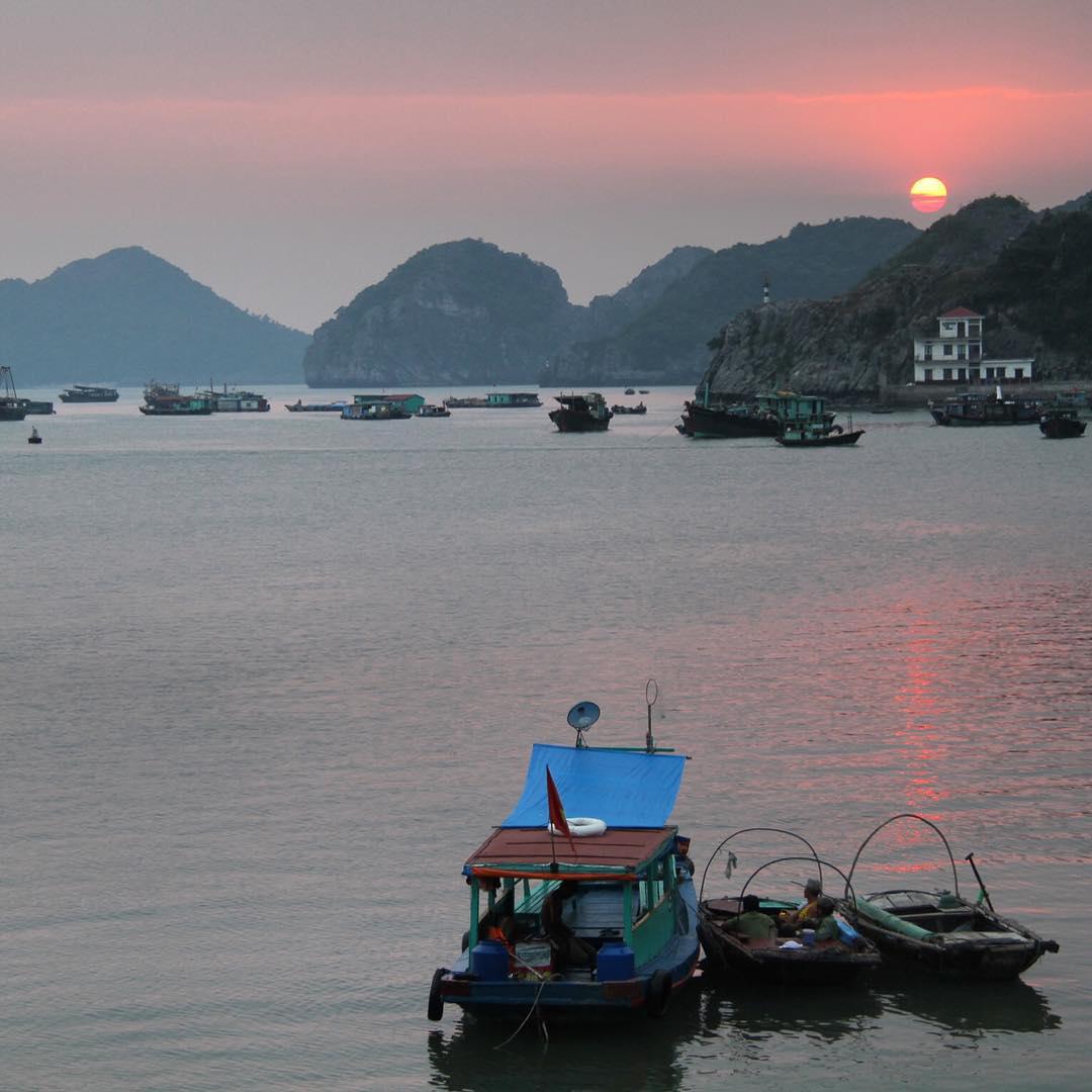 Cát Bà (Hải Phòng): Thiên nhiên ở quần đảo Cát Bà còn hoang sơ với rừng, biển, suối, núi, đồi, thung lũng, bãi cát, hang động, xen kẽ gắn kết với nhau tạo nên nhiều cảnh đẹp kỳ thú. Đến Cát Bà, bạn có thể thuê một chiếc tàu du lịch ghé vào những bãi tắm lớn nhỏ thật đẹp với những cái tên ngộ nghĩnh: bãi Cát Cò, bãi Bến Bèo, bãi Cô Tiên… hoặc những hang động Trung Trang, Hoa Cương, Thiên Long để khám phá thiên nhiên kỳ thú rồi sau đó dừng lại ở một vịnh nhỏ bất kỳ, hưởng cái thú câu cá và nhâm nhi thủy hải sản cùng chút rượu giữa non xanh nước biếc. Ảnh: teambarc/instagram