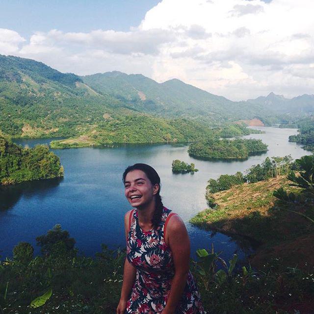 Thung Nai (Hòa Bình): Nằm cách Hà Nội hơn 100 km thuộc huyện Cao Phong, Hòa Bình, Thung Nai được ví với “vịnh Hạ Long trên cạn”. Nơi đây có phong cảnh đẹp và hữu tình nhất lòng hồ sông Đà, là sự kết hợp hoàn hảo của sông và núi. Tới đây bạn hoàn toàn tách khỏi cuộc sống bận bịu, hối hả, tận hưởng những giờ phút thư giãn, ngắm phong cảnh thiên nhiên trữ tình. Đặc biệt những ngày nắng nóng, du khách sẽ được tận hưởng không khí trong lành, hương rừng, gió núi và làn nước mát lạnh. Ảnh: tanipetrush/instagram