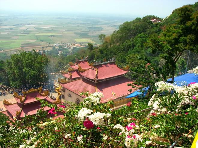 Khu du lịch tâm linh núi Bà Đen.