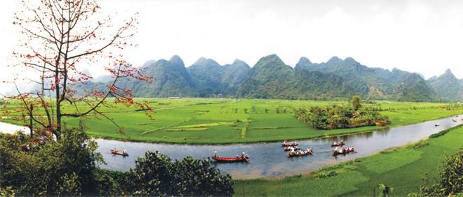 Du khách đi thuyền trên suối Yến vào khu quần thể chùa Hương Sơn.