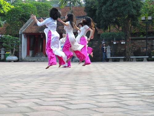 Sinh viên chào mừng ngày tốt nghiệp trong sân Văn Miếu. Ảnh: Will Jones.