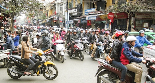 Hà Nội đông đúc xe cộ trong giờ cao điểm. Ảnh: Simon Morris.