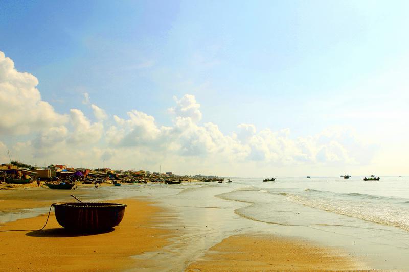 Nằm ngay dưới chân núi Minh Đạm, bãi biển Phước Hải mang vẻ đẹp hoang sơ, tự nhiên dành cho những du khách thích tắm biển và hóng gió vào mỗi buổi chiều. Ảnh: ST