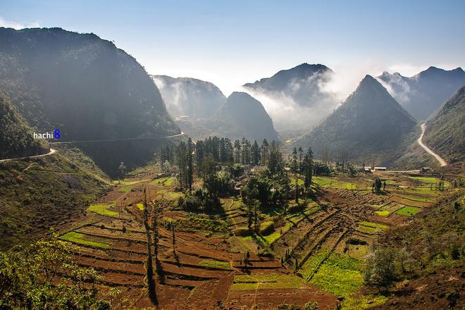 Dinh họ Vương cũng là một địa điểm không thể bỏ qua tại thung lũng Sà Phìn. Với lối kiến trúc độc đáo, đây là điểm nhấn giữa vùng núi đá tai mèo bạt ngàn.