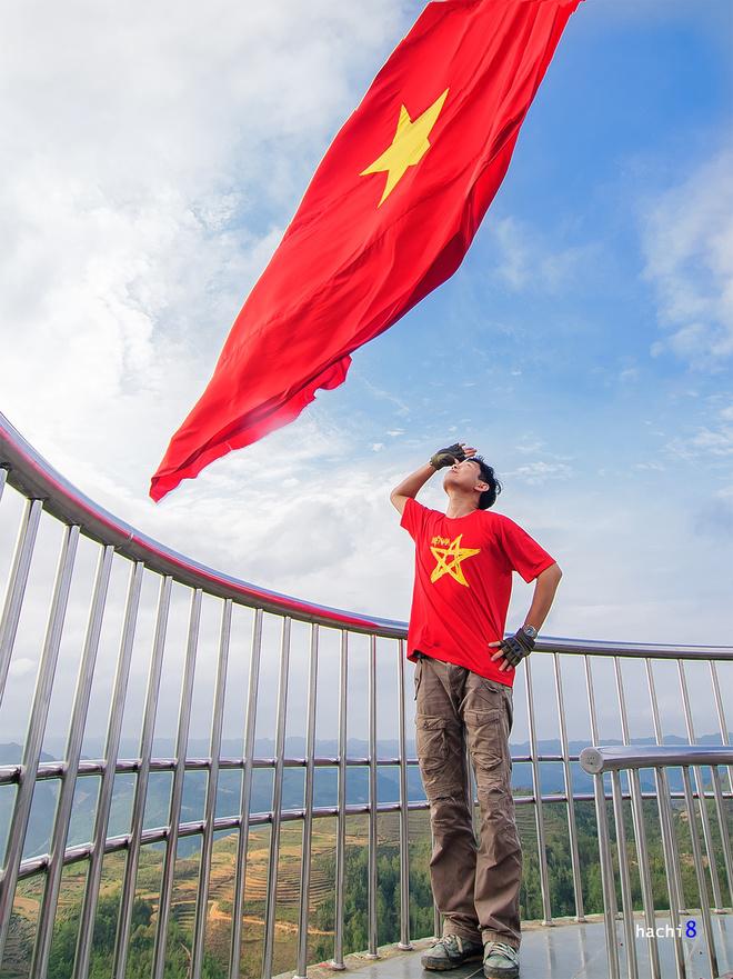 Leo bộ hàng trăm bậc thang lên đỉnh núi Rồng (Long Sơn) và chào cờ dưới lá cờ đỏ sao vàng bay phấp phới sẽ là một trải nghiệm không thể bỏ qua. Trên đỉnh cao này bạn cũng có thể ngắm toàn cảnh núi rừng hùng vĩ, nơi địa đầu cực Bắc.