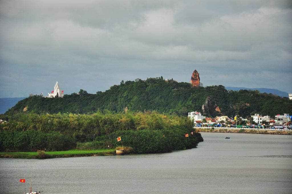 Núi Nhạn: Nằm trên bờ bắc sông Đà Rằng, tọa lạc trong trong khu vực nội thị thành phố Tuy Hòa, núi Nhạn, tựa như một lá phổi xanh khổng lồ có hình một chú chim nhạn đang tung cánh. Ngoài vẻ hùng vĩ của những tán cây rừng, núi Nhạn còn “hút” ánh mắt của du khách với tòa tháp Chăm cao sừng sững trên đỉnh núi. Ảnh: Tracy Truong