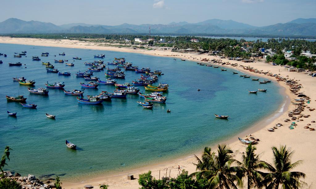 Vịnh Xuân Đài: Từ trên đỉnh dốc Găng, du khách sẽ được chiêm ngưỡng bức tranh sơn thủy hữu tình với rừng dừa bạt ngàn, núi non hùng vĩ bao bọc lấy một vùng nước non trong xanh của vịnh Xuân Đài thuộc địa phận các xã Xuân Thọ, Xuân Thịnh và thị trấn Sông Cầu của tỉnh Phú Yên. Các bãi tắm của nơi đây đều sở hữu làn nước trong vắt và không quá sâu. Ảnh: Ipcphuyen.gov.vn