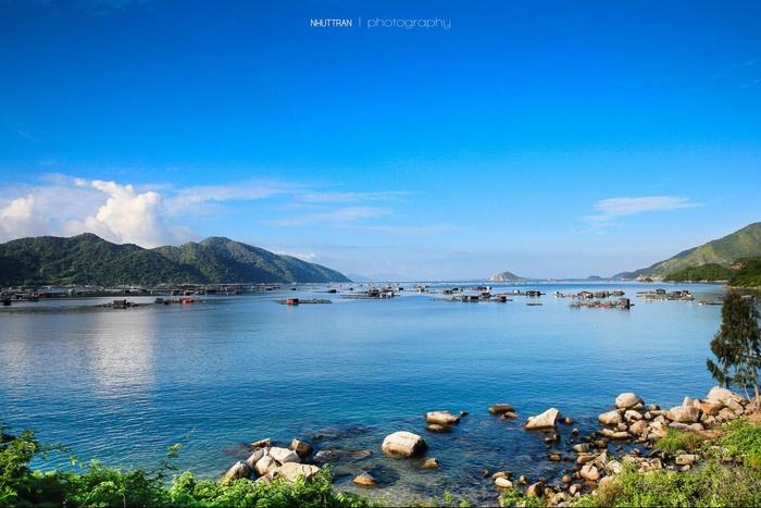 Vẻ lãng mạn của Vũng Rô: Vũng Rô được bao bọc bởi Đèo Cả, núi Đá Bia và Hòn Bà, từng là bến cảng quan trọng của con đường Hồ Chí Minh trên biển. Vũng Rô có 12 bãi nhỏ, mỗi bãi một đặc điểm riêng nhưng đều hữu tình với cung biển xanh ngát, những triền cát trải dài phù hợp cho khách tham quan, tắm biển hay thưởng thức hải sản. Ảnh: Nhut Tran