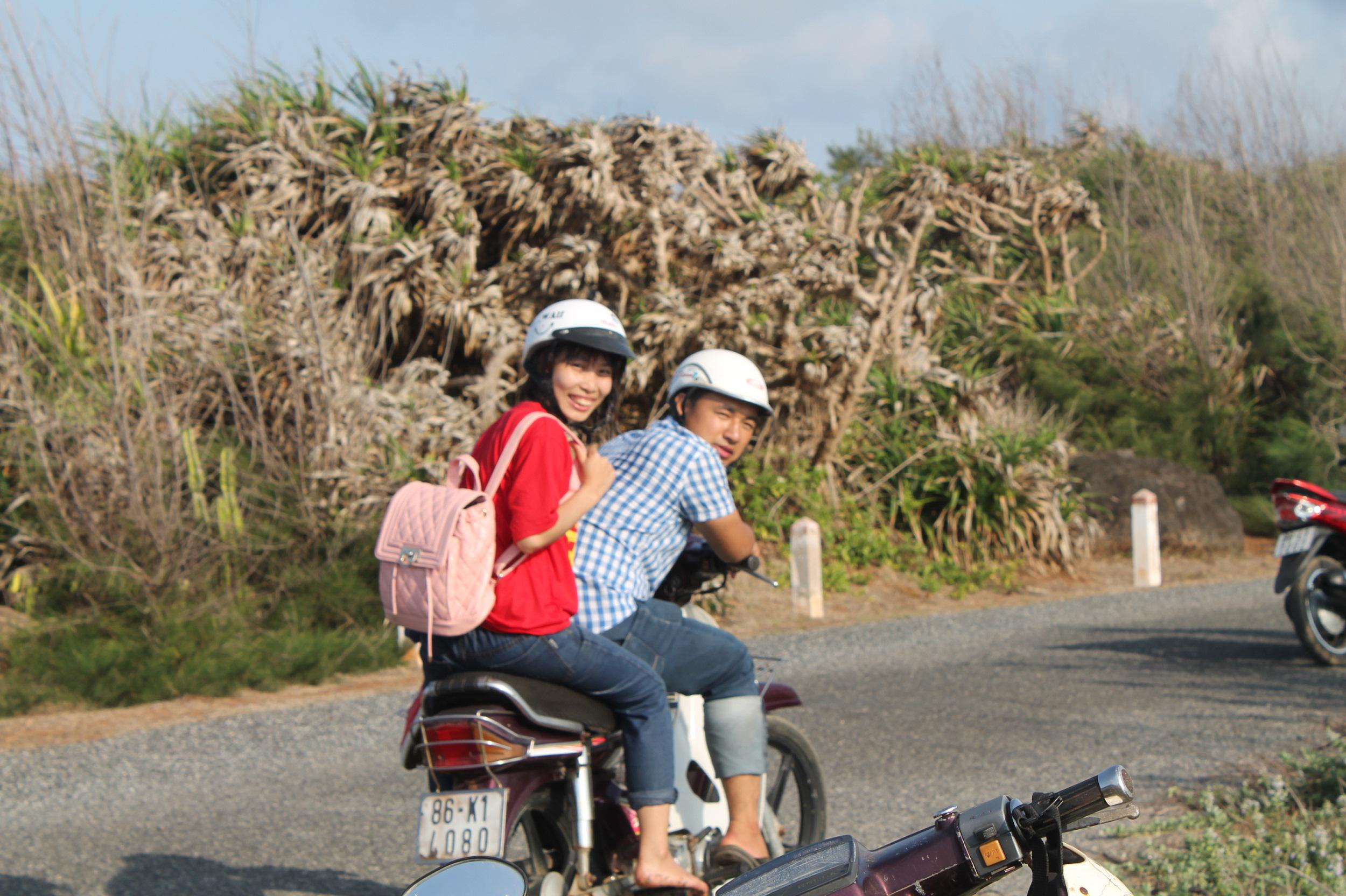 Khám phá đảo bằng xe máy là một trải nghiệm vô cùng thú vị. Ảnh: Khoa Trần