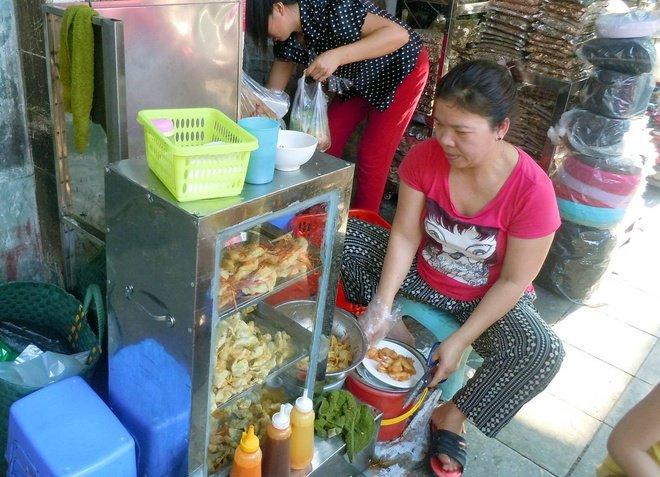 Há cảo và bánh tôm: Quầy hàng nhỏ ở số 55 Hàng Bồ trên khu phố cổ đã bán hai món ăn này được khoảng 30 năm nay. Quán bán vào các buổi chiều từ 14h30 đến 17h. Há cảo chiên có nhân nấm, thịt lợn, hành khô và bánh tôm thì thường làm bằng tôm và khoai lang. Nước chấm quán dùng là mắm pha chua ngọt cùng vài lát đu đủ. Bạn có thể thưởng thức cả hai món này cùng với một cốc sữa đậu nành mát lạnh.