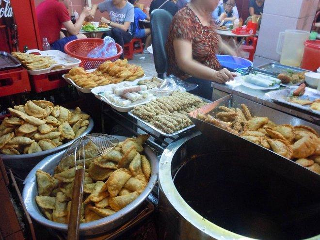 Bánh gối: Một trong những địa điểm ăn bánh gối nổi tiếng nhất Hà Nội nằm trên đường Lý Quốc Sư, gần Nhà thờ lớn. Bánh làm giống như một chiếc gối, bên trong là nhân gồm thịt lợn, nấm, miến... Du khách có thể chọn ăn thêm các món khác ở quán như nem cua bể, bánh rán thịt và bánh rán ngọt.