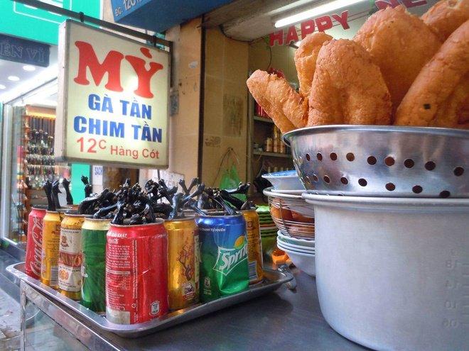 Mỳ gà tần: Thực khách có thể gọi gà thường, hoặc gà đen (nhỏ và đắt hơn). Gà được ướp trong vỏ lon soda hoặc bia cùng các loại thảo mộc. Sau đó làm nóng trong nồi nước để thịt ngập hương vị lúc nước sôi, và mỳ được cho vào sau đó. Du khách có thể thưởng thức món ăn này tại 29 Tống Duy Tân, quận Hoàn Kiếm.