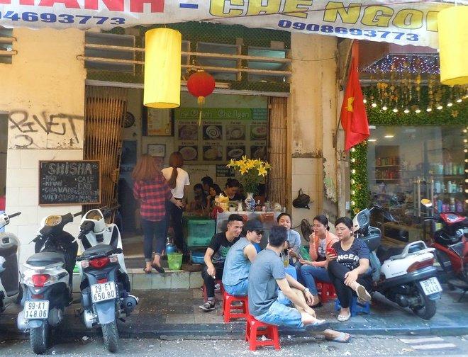 Chè: Kết thúc bữa ăn thực khách có thể chọn món ngọt như chè, làm từ nước cốt dừa, hoa quả, đậu, ngô, bột sắn... Cuối ngày, bạn hãy dạo qua quán ở số 31 Đào Duy Từ và thưởng thức các loại chè hoặc nhâm nhi cốc trà chanh với đĩa hướng dương thơm.