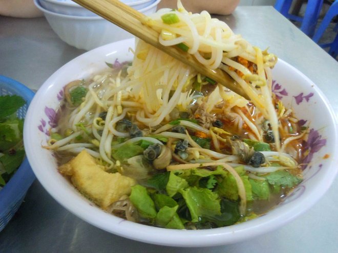 Bún ốc  Hãy quên những món ăn nhanh, mang lại sự thoải mái như súp gà, ở Hà Nội bạn có thể thưởng thức bún ốc. Một suất này thường có bún, ốc, đậu phụ, chút thịt bò, thịt cua và đĩa rau sống. Nguyên liệu luôn có trong nước dùng của món bún là cà chua, giấm gạo và ớt. Du khách có thể tìm ăn bún đậu ở nhiều nơi của Hà Nội, nhưng hãy ghé thử số 13, Hòe Nhai, quận Ba Đình, bún ở đây cay hơn và vẫn đậm đà hương vị.