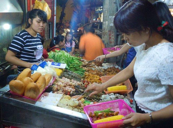 Đồ nướng: Cầm một rổ nhựa nhỏ và kẹp rồi tự chọn đồ ăn, quầy bán đồ nướng trên phố trông giống như một khu chợ nông sản thu nhỏ. Hàng nướng đông khách trên khu phố cổ mà du khách nên ghé qua là 66 Hàng Bông vì có nhiều loại rau, thịt kebab, hải sản. Chọn xong, khách sẽ có bếp riêng để tự nướng. Một địa chỉ ăn đồ nướng bình dân khác là 61 Quán Sứ với nhiều loại sườn, mướp, nấm...