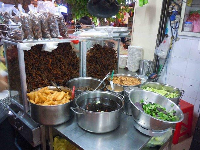 Miến xào lươn: Lươn không phải là nguyên liệu thường dùng làm salad ở Việt Nam. Để thưởng thức món lươn chế biến khác lạ đó bạn nên tới số 87, Hàng Điếu, quận Hoàn Kiếm. Quán chuyên về miến xào lươn, thịt lươn giòn được trộn với miến, trứng, giá đậu. Ngoài ra, quán còn phục vụ miến trộn, cháo lươn. Nổi bật ngay ở cửa vào là tủ thịt lươn lớn nên thực khách sẽ dễ phát hiện khi tìm tới đây.