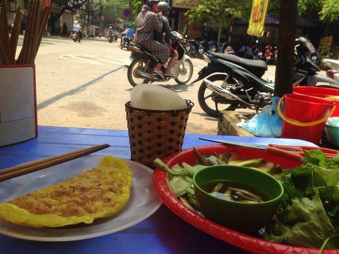 Bánh xèo: Bánh xèo dẹp, có cách chế biến gần với bánh pancake. Phiên bản bánh xèo của Hà Nội nhỏ, chứa đầy tôm, giá đậu ăn kèm các loại rau, dưa chuột, xoài xanh, nước chấm đu đủ. Bánh được đem ra cùng một chiếc kéo để bạn tự cắt nhỏ trước khi ăn. Hầu như bánh xèo ở Hà Nội đều ăn cùng với nem lụi. Khu phố nổi tiếng nhất với hai món ăn này là Đội Cấn, quận Ba Đình.