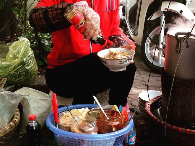 Bánh đa trộn: Để thưởng thức bánh đa trộn, thực khách hãy tìm tới 42c Lý Thường Kiệt, quận Hoàn Kiếm. Bạn sẽ thấy một phụ nữ ngồi ven đường cùng với quang gánh một bên là nồi bốc hơi nghi ngút, một bên chứa đầy các nguyên liệu tươi ngon. Cô ấy bán hàng mỗi ngày và thường cho những người đi ăn trưa. Bát bánh đa trộn ở đây khá đầy đặn, có thêm giò, chả cá, đậu phụ, lạc và rau cùng nước sốt ngon.