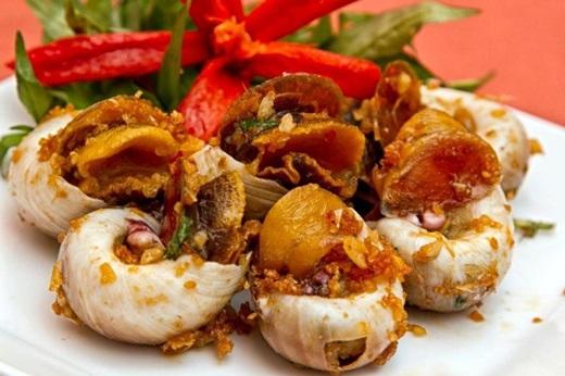 Ốc mỡ xào dai ngọt, kết hợp với tỏi cháy vàng thơm nồng bắt mắt.