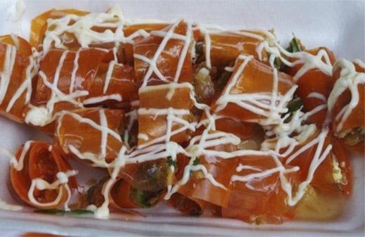 Bán kèm với bánh trán trộn chính là món bánh tráng cuốn beo béo mặn mặn này. (Ảnh: Internet)