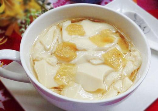 Tàu hủ nước đường là món ăn vặt đã có ở Việt Nam từ thuở còn "phép vua thua lệ làng". (Ảnh: Internet)