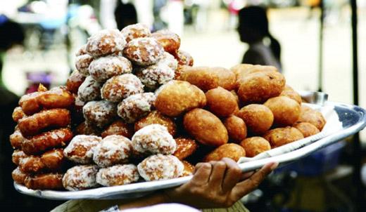 Bánh cam, bánh còng là những thức quà lớn lên cùng tuổi thơ ta. (Ảnh: Internet)