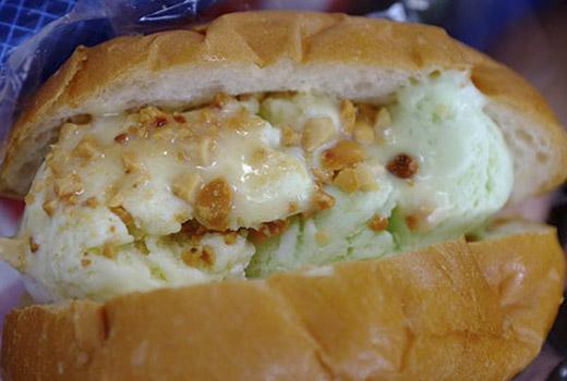 Bánh mì kem ​đơn giản chỉ là bánh mì mềm, kẹp thêm hai đến ba muỗng kem tròn, rắc đậu phộng rang và sữa đặc. (Ảnh: Internet)
