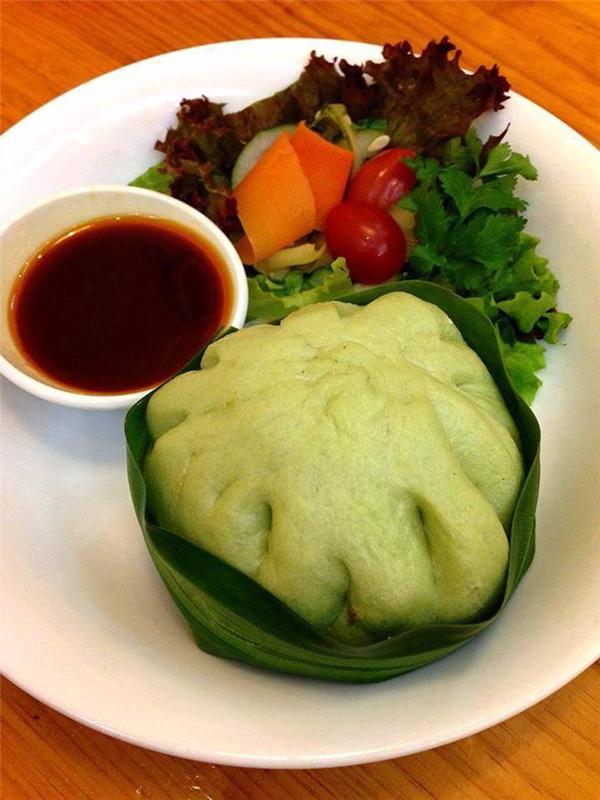 Bánh bao lá dứa tuy có giá hơi “mắc” so với “anh em đồng loại” – 40.000 đồng/suất, nhưng đảm bảo là một trong những món bạn đừng nên bỏ lỡ. (Ảnh: Internet)