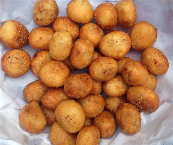 Bánh rán trông giản dị thế mà để làm ngon cũng đòi hỏi phải cực công phu đấy nhé. Những chiếc bánh rán cực xinh xắn thế này chỉ có giá 3.000 đồng, ăn đến khi “phát ngán” thì thôi. (Ảnh: Internet)