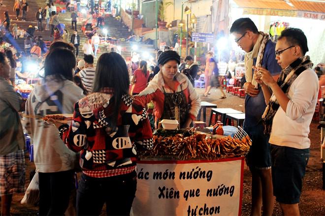 <strong>Xiên nướng thập cẩm: </strong>Ngoài khoai, bắp nướng, dãy quán nướng xiên thập cẩm với nhiều lựa chọn như thịt, sườn, rau củ, ếch, tôm, cá, chân gà, bò lá lốt… giá rẻ, thơm cay cũng được nhiều bạn trẻ yêu thích.