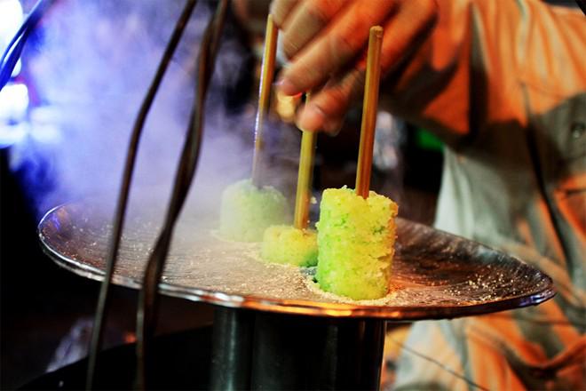 Bánh sau khi lấy ra khỏi lò được kẹp trong lớp bánh mỏng, giòn.