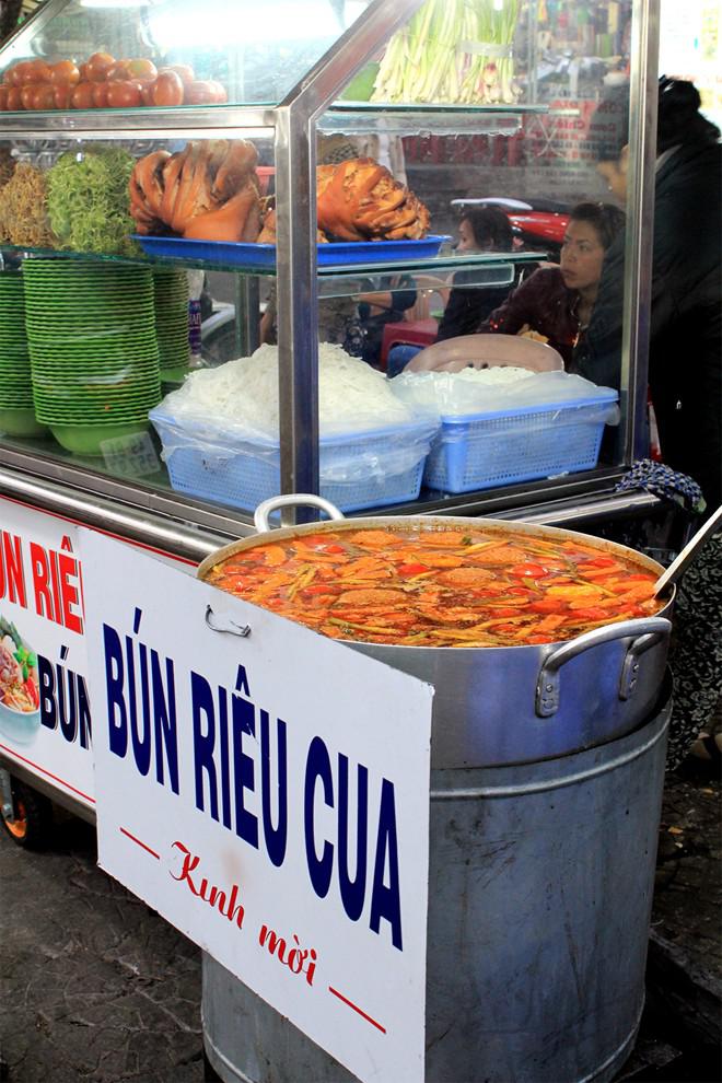 <strong>Các món nước ấm nóng như bún riêu, bánh canh, hủ tiếu:  </strong>Càng về đêm, khí hậu Đà Lạt càng trong lành, mát lạnh. Vì vậy đa phần các món ăn ở Đà Lạt đều là những món ấm nóng, vị hơi nhạt, cay. Nếu bụng đang cồn cào và muốn tìm một món ăn chắc dạ, bạn có thể ghé vào dãy ẩm thực nằm ở lối vào bên trái chợ để thưởng thức bún riêu, bánh canh, hủ tiếu…