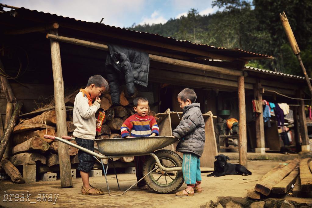 Bản Cát Cát: Từ trung tâm thị xã Sapa đến Cát Cát chỉ 2 km. Đó là bản lâu đời của người Mông còn lưu giữ nhiều nghề thủ công truyền thống như trồng hoa, lanh dệt vải và chế tác đồ trang sức. Đặc biệt, nơi đây còn giữ được khá nhiều phong tục độc đáo mà ở các vùng khác không có, hoặc không còn tồn tại nguyên gốc. Ảnh: Vũ Quang